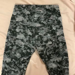 Lululemon leggings size 6 length 25. Cute floral pattern